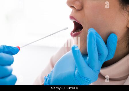 Arzt, Der Coronavirus Test Für Weiblichen Patienten Macht Stockfoto