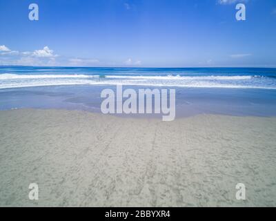 Absolut leerer Petitenget Beach (Pantai Petitenget) wegen Quarantäne für COVID-19 geschlossen. Seminyak, eine der beliebtesten Touristengegenden Balis. Indonesien. Stockfoto