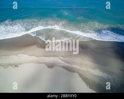 Absolut leerer Petitenget Beach (Pantai Petitenget) wegen Quarantäne für COVID-19 geschlossen. Seminyak, eine der beliebtesten Touristengegenden Balis. Indonesien. Stockfoto