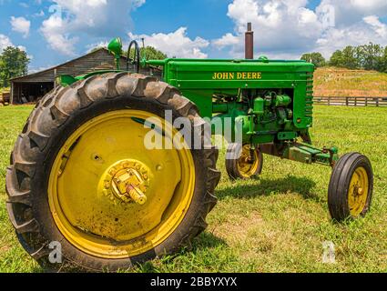 John Deere-Traktor von Old Barn Stockfoto