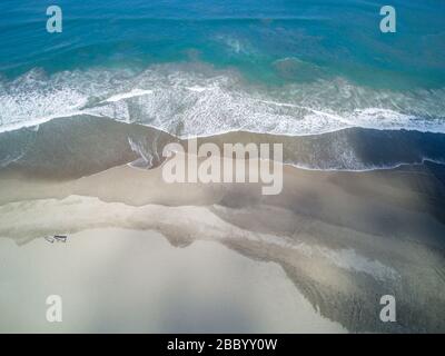 Absolut leerer Petitenget Beach (Pantai Petitenget) wegen Quarantäne für COVID-19 geschlossen. Seminyak, eine der beliebtesten Touristengegenden Balis. Indonesien. Stockfoto