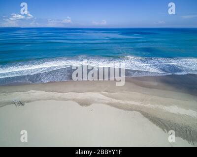 Absolut leerer Petitenget Beach (Pantai Petitenget) wegen Quarantäne für COVID-19 geschlossen. Seminyak, eine der beliebtesten Touristengegenden Balis. Indonesien. Stockfoto