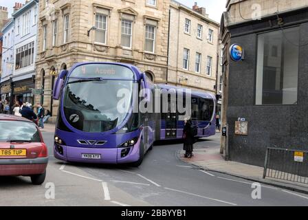 Ein Bendy Bus in York, Yorkshire, England Stockfoto