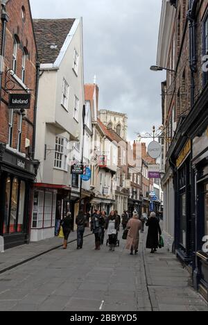 StoneGate, eine der engen gepflasterten Straßen, die von mittelalterlichen Gebäuden kleiner Unternehmen wie Geschäften, Pubs, Restaurants und Touristensouve gesäumt sind Stockfoto