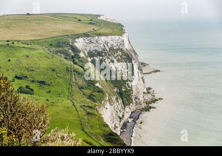 Weiße Klippen von Dover mit Spaziergängern und Ausblicken Stockfoto