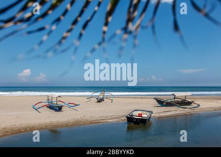 Traditionelle indonesische Fischerboote (Jukung) in Petitenget Beach (Pantai Petitenget). Bali, Indonesien. Stockfoto