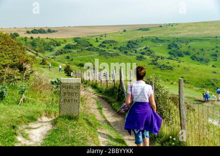 Weiße Klippen von Dover mit Spaziergängern und Ausblicken Stockfoto