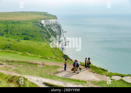 Weiße Klippen von Dover mit Spaziergängern und Ausblicken Stockfoto