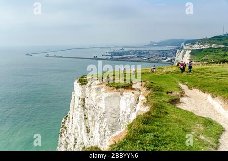 Weiße Klippen von Dover mit Spaziergängern und Ausblicken Stockfoto