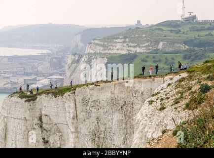 Weiße Klippen von Dover mit Spaziergängern und Ausblicken Stockfoto