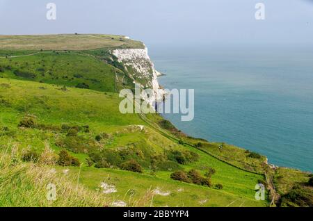 Weiße Klippen von Dover mit Spaziergängern und Ausblicken Stockfoto