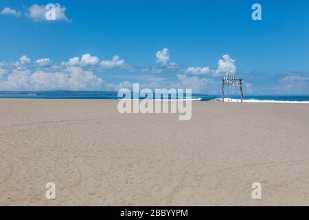 Absolut leerer Petitenget Beach (Pantai Petitenget) wegen Quarantäne für COVID-19 geschlossen. Seminyak, eine der beliebtesten Touristengegenden Balis. Indonesien. Stockfoto