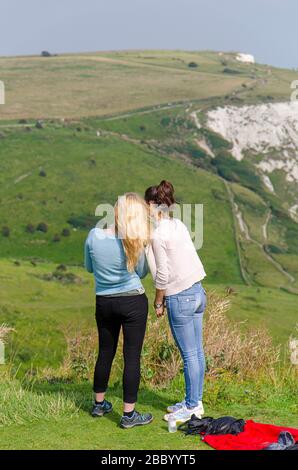 Weiße Klippen von Dover mit Spaziergängern und Ausblicken Stockfoto