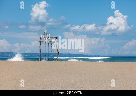Absolut leerer Petitenget Beach (Pantai Petitenget) wegen Quarantäne für COVID-19 geschlossen. Seminyak, eine der beliebtesten Touristengegenden Balis. Indonesien. Stockfoto