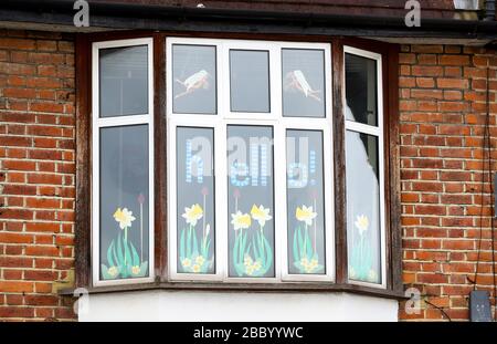 London, Großbritannien. April 2020 EIN Fenster in Twickenham, das mit fliegenden Engeln Barbie Dolls, Papierdaffoils und einem Hello-Zeichen während der Krise des Coronavirus Ausbruchs dekoriert wurde, während Menschen, die in ihren Häusern stecken, mit ihrer Nachbarschaft kommunizieren. Andrew Fosker/Alamy Live News Stockfoto