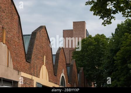 Gambrel Roof Mansard Roof Dutch Roof Gables auf Werkstätten Garagen um 60 - 66 Uhr Stanley Gardens, East Acton, London, W3 Stockfoto