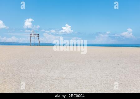Absolut leerer Petitenget Beach (Pantai Petitenget) wegen Quarantäne für COVID-19 geschlossen. Seminyak, eine der beliebtesten Touristengegenden Balis. Indonesien. Stockfoto
