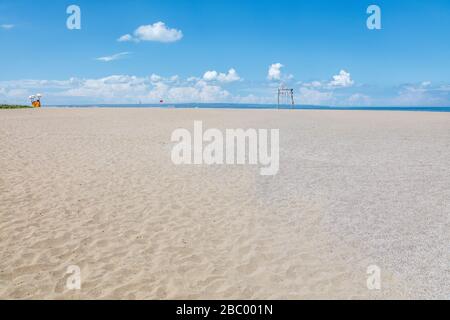 Absolut leerer Petitenget Beach (Pantai Petitenget) wegen Quarantäne für COVID-19 geschlossen. Seminyak, eine der beliebtesten Touristengegenden Balis. Indonesien. Stockfoto