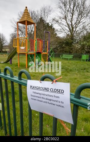 Leerer Spielplatz für Kinderdorf wegen Coronavirus, West Berkshire, England, Großbritannien und Europa geschlossen Stockfoto