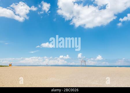 Absolut leerer Petitenget Beach (Pantai Petitenget) wegen Quarantäne für COVID-19 geschlossen. Seminyak, eine der beliebtesten Touristengegenden Balis. Indonesien. Stockfoto