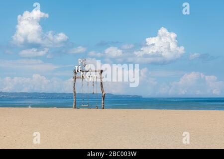 Absolut leerer Petitenget Beach (Pantai Petitenget) wegen Quarantäne für COVID-19 geschlossen. Seminyak, eine der beliebtesten Touristengegenden Balis. Indonesien. Stockfoto