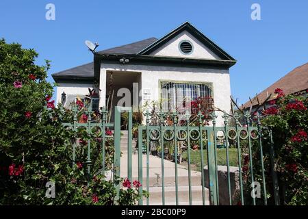 LOS ANGELES, USA - April 5, 2014: Generische Haus von der öffentlichen Straße in Boyle Heights Viertel gesehen, Los Angeles. Immobilien Preise in Kalifornien haben g Stockfoto