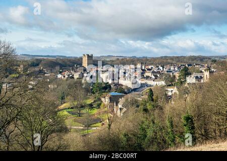 Blick auf die Stadt Richmond in North Yorkshire an einem sonnigen Wintertag Stockfoto