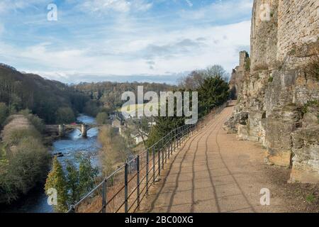 Castle Walk, ein Fußweg unterhalb der Mauern von Richmond Castle mit Blick auf den River Swale und die untere Swaledale Stockfoto