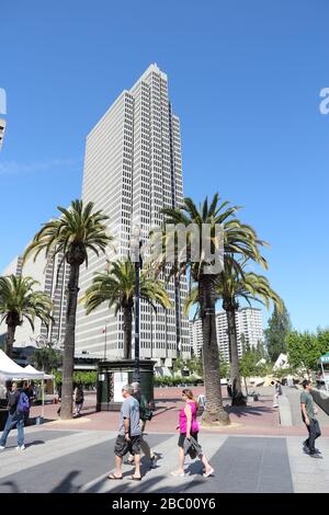 SAN FRANCISCO, USA - 9. APRIL 2014: Menschen gehen unter vier Wolkenkratzer des Embarcadero Center in San Francisco, USA. Es ist das neunte höchste Gebäude in San Stockfoto