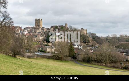 Blick über die Stadt Richmond in North Yorkshire mit dem Bergfried der historischen Burg, der in der Aussicht steht Stockfoto