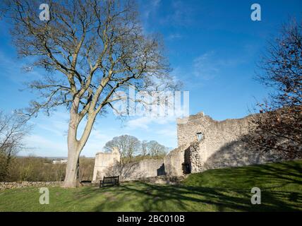 Winterblick auf die Wände und das äußere Torhaus von Pickering Castle in North Yorkshire Stockfoto