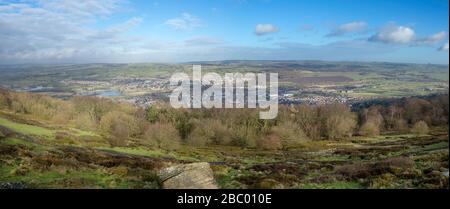 Panoramablick auf die West Yorkshire Stadt Otley in Lower Wharfedale von einem Pfad im Chevin Forest Park Stockfoto