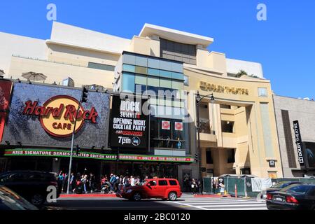 LOS ANGELES, USA - April 5, 2014: die Menschen besuchen Hard Rock Cafe in Hollywood. Ab 2015 gibt es 191 Hard Rock Standorten rund um die Welt. Stockfoto