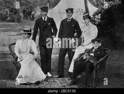 Winston Churchill bei Cowes Regatta mit seiner Tante, Lady Leonie Leslie, Mr H.V. Warrender, Bruder Jack Churchill und seine Mutter, Lady Randolph.1896. Stockfoto