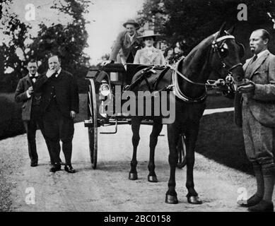 Churchill im Urlaub in Guisachin, schottisches Zuhause von Cousin Lord Tweedmouth. L-R Churchill, Haldane, Sir Edward Gey, Lady Grey, Lord Tweedmouth. 1901 Stockfoto