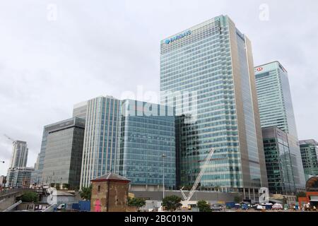 LONDON, Großbritannien - 8. JULI 2016: Barclays Bank Building (One Churchill Place) in Canary Wharf, London, Großbritannien. Weitere sichtbare Unternehmenszentrale: State Stree Stockfoto