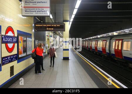 LONDON, Großbritannien - 7. JULI 2016: Passagiere der Londoner U-Bahn-Station Aldgate East. London Underground ist das 11. Verkehrsreichste U-Bahn-System weltweit mit 1 Stockfoto
