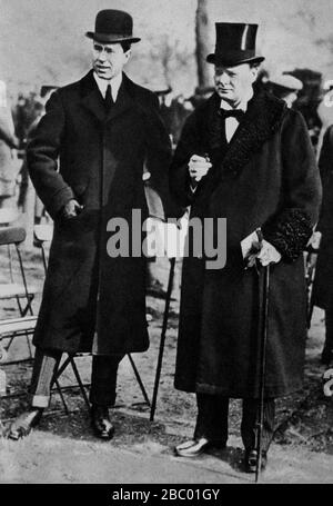 Winston Churchill mit dem schwedischen Prinz bei einer Parade im Hyde Park. 1917. Stockfoto
