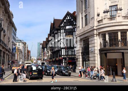 LONDON, Großbritannien - 7. JULI 2016: People Shop in Regent Street und Great Marlborough Street in London UK. London ist mit 13 die bevölkerungsreichste Stadt Großbritanniens Stockfoto