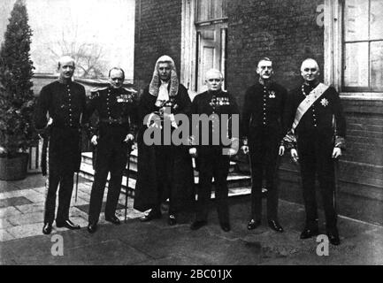 Churchill mit Mitgliedern der Lloyd George's Coalition: L-R:Sir L.Worthington-Evans,Churchill,Lord Birkenhead,Lloyd George,Austen Chamberlain,Lord Curzon. Stockfoto