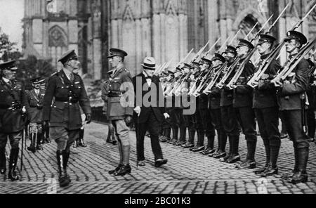 Winston Churchill inspiziert britische Streitkräfte bei einem Besuch der britischen Besatzungsarmee in Köln. August. Im Jahr 1919. Mit Sir William Robertson Stockfoto