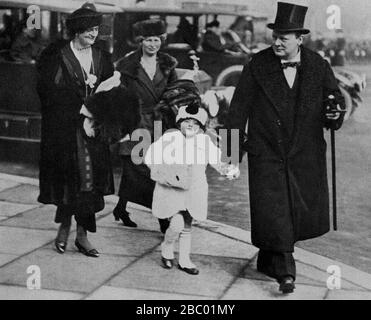 Winston Churchill begleitet mit seiner Frau und Tochter Sarah, Ankunft am Buckingham Palace für märz Vergangenheit der Wachen auch, Frau Sarah Henley. 1919. Stockfoto