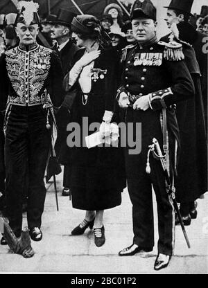 Winston Churchill mit seiner Frau Clementine bei der Hochzeit von Prinzessin Maria, Tochter von König Georg V., mit Lord Lascelles.28. Februar1922. Stockfoto