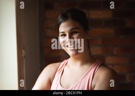 Selbstisolierender weiblicher Vlogger in der Größe Plus zu Hause Stockfoto