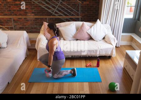 Plus Größe Vlogger, selbstisolierend, Sport zu Hause Stockfoto