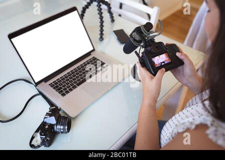 Selbstisolierender weiblicher Vlogger in der Größe Plus zu Hause Stockfoto