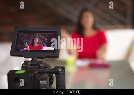 Selbstisolierender weiblicher Vlogger in der Größe Plus zu Hause Stockfoto