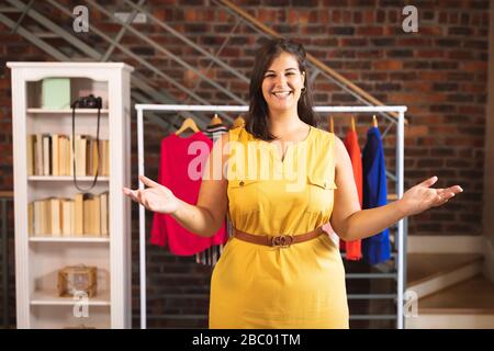 Selbstisolierender weiblicher Vlogger in der Größe Plus zu Hause Stockfoto