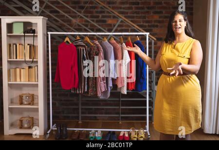 Selbstisolierender weiblicher Vlogger in der Größe Plus zu Hause Stockfoto