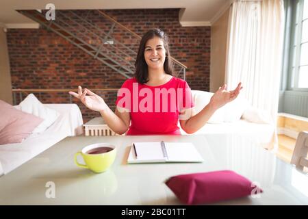 Selbstisolierender weiblicher Vlogger in der Größe Plus zu Hause Stockfoto